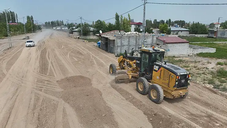 Iğdır Belediyesi Özgür Mahallesi'nde Kaldırım ve Yol Çalışmalarına Devam Ediyor