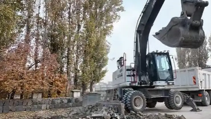 Iğdır Belediyesi, Üç Mahalleyi Birbirine Bağlayan Güzergâhta Yol Yenileme Çalışmalarına Başladı