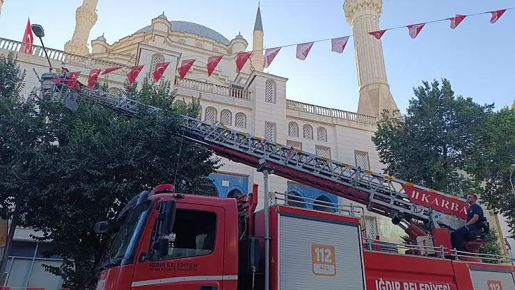 Iğdır'da 15 Temmuz Kutlamaları: 1000 Türk Bayrağı Şehirde Dalgalandı