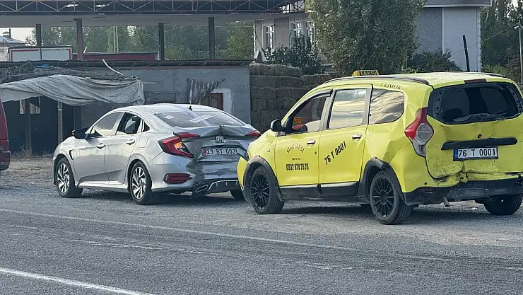 Iğdır'da 3 araç birbirine girdi