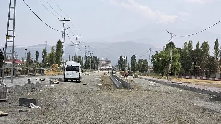 Iğdır'da Aktaş Caddesi'nde estetik refüj düzenlemesi için parke döşeme çalışmaları sürüyor