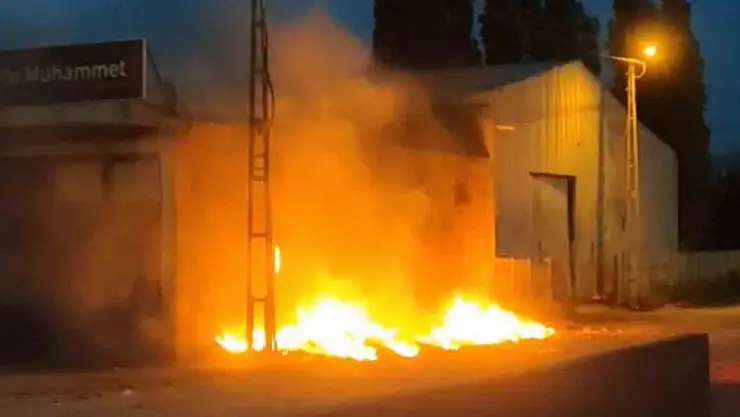 Iğdır'da Atıkların Tutuşması Sonucu Elektrik Direği Yangın Çıkardı