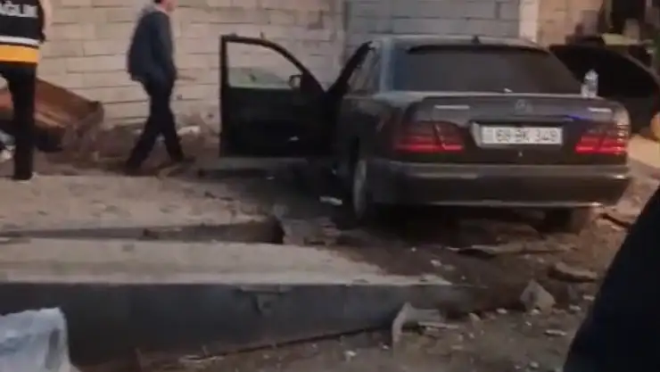 Iğdır'da Azerbaycan plakalı otomobilin refüjü aşarak karşı şeride savrulduğu kazada 1 kişi yaralandı