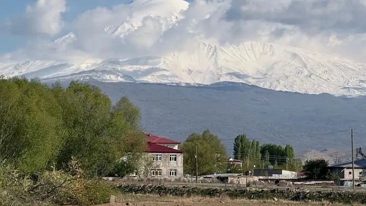 Iğdır'da bahar sürprizi: Nisan karı Ağrı Dağı'nı beyaza bürüdü