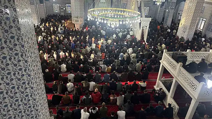 Iğdır'da bayram namazı manevi atmosferle başladı