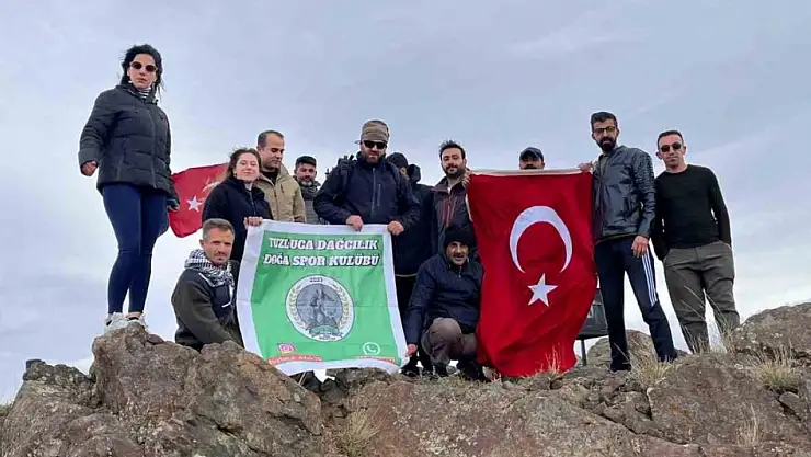 Iğdır'da dağcılar Cumhuriyet Bayramı'nı Tekelti Dağı'nda kutladı