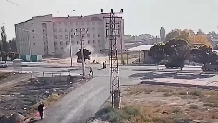 Iğdır'da otomobil motosiklet çarpışmasında 3 yaralı, kaza anı güvenlik kamerasında görüntülendi