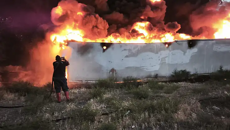 Iğdır'da Park Halindeki Tır Dorsesinde Yangın: Hızlı Müdahale ile Söndürüldü