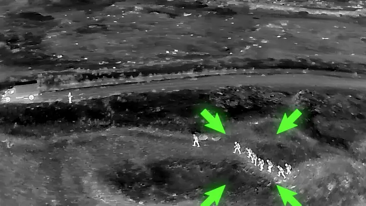 Iğdır'da sahte pasaportla göçmen kaçakçılığı yapan kişi ve 9 göçmen yakalandı