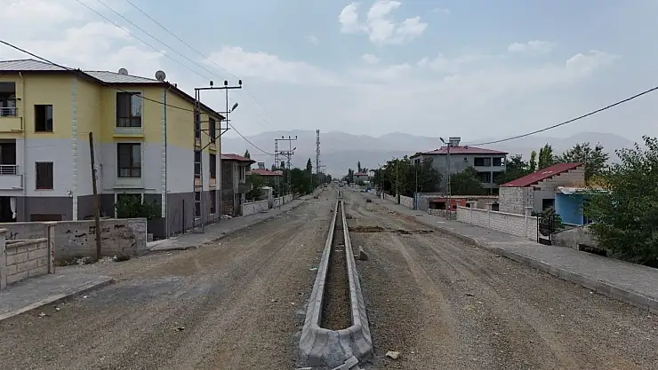 Iğdır'da Turan Caddesi'nde refüj düzenlemeleri ile trafik güvenliği artırılıyor