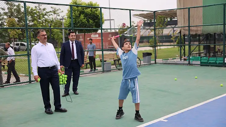 Iğdır'da Ücretsiz Tenis Kursları Başladı, Gençlere Destek Vali Turan'dan Geldi