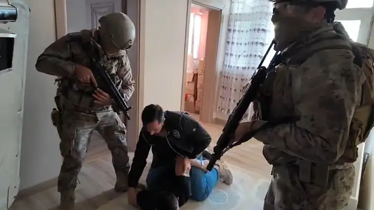 Iğdır'da uyuşturucu operasyonu 7 gözaltı, 5 tutuklama, silah ve uyuşturucu madde ele geçirildi