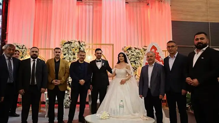 Iğdır'da Vali Turan, çiftin düğününe katılarak mutluluk dileğinde bulundu