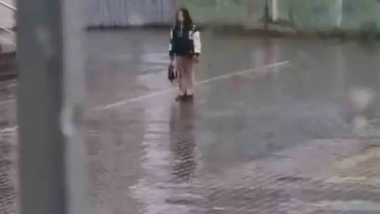Iğdır'da yağmurda İstiklal Marşı okuyan öğrenci duygusal anlar yaşattı