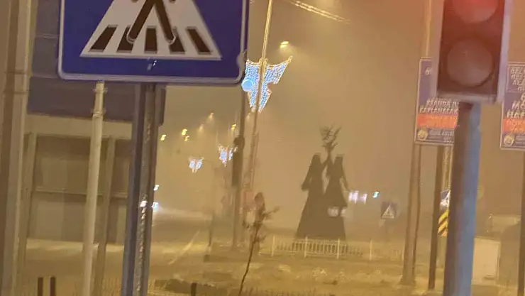 Iğdır'da yoğun sis, görüş mesafesini 1 metreye kadar düşürdü, hayat durma noktasına geldi