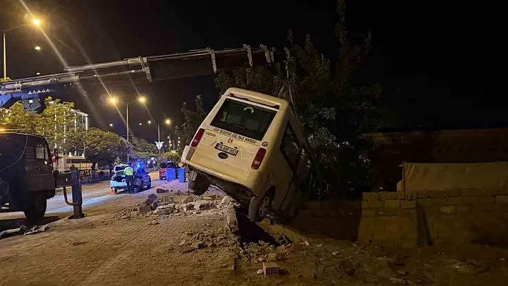 Iğdır'da yolcu minibüsü evin bahçe duvarında asılı kaldı, yaralanan yok