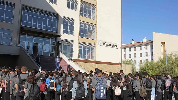 Iğdır İl Milli Eğitim Müdürü Aziz Gün, Anadolu Lisesi'ni Ziyaret Etti