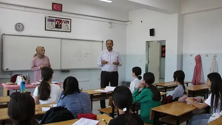 Iğdır İl Milli Eğitim Müdürü Aziz Gün, DYK Kapsamında Okulları Ziyaret Etti