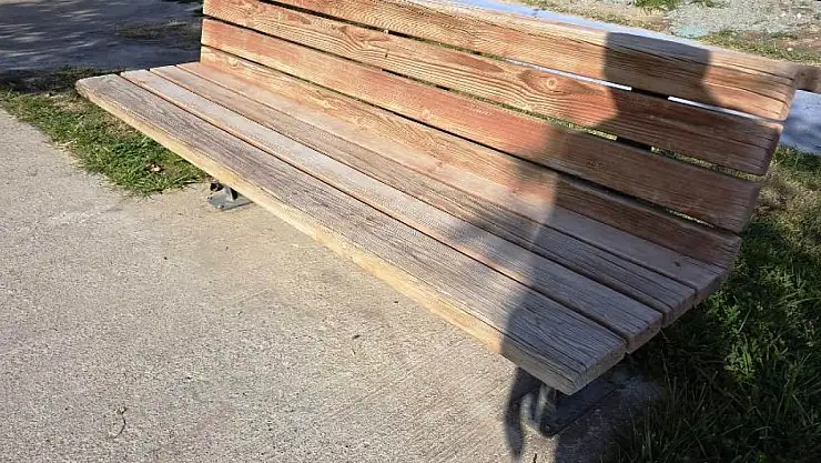 Iğdır Millet Bahçesi'nde Bank ve Oyun Parklarında Tadilat Çalışmaları Başladı