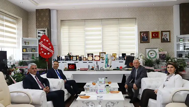 Iğdır Üniversitesi Rektörü öğretmeni Öcal ile gerçekleşen duygusal buluşmayı gündeme taşıdı