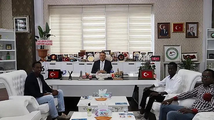 Iğdır Üniversitesi uluslararası öğrencileri rektörle buluşarak destek taleplerini iletti