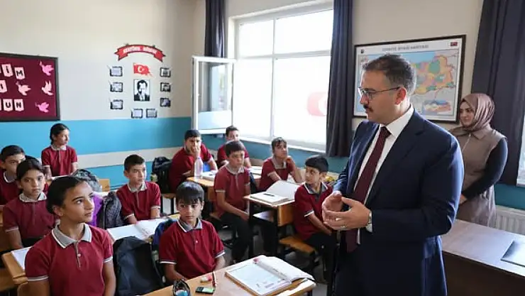Iğdır Valisi Ercan Turan, Bayraktutan Hacı Hanım Taşdemir Okullarını Ziyaret Etti