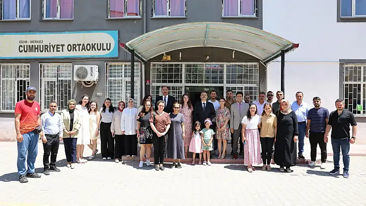 Iğdır Valisi Ercan Turan, Cumhuriyet Ortaokulu Öğretmenleriyle Bir Araya Geldi