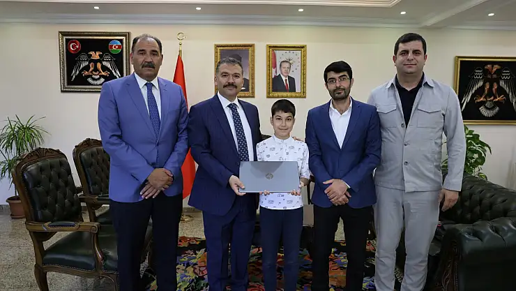 Iğdır Valisi Ercan Turan, TÜGVA Kitap Kurdu Yarışması Türkiye İkincisini Kabul Etti