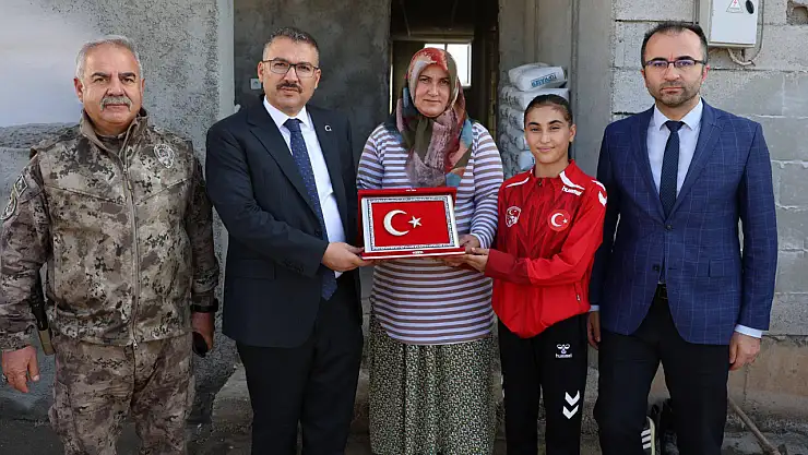 Iğdır Valisi ve Yetkililer, Balkan Şampiyonu Hiranur Uygun'u Evinde Ziyaret Etti