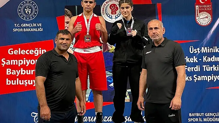 Iğdırlı genç boksörler Bayburt'ta fırtına gibi estiler, Şamil Kaya altın madalya kazandı!
