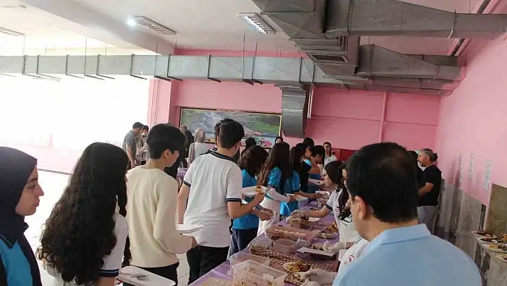 İki liseden Gazzeli çocuklara destek