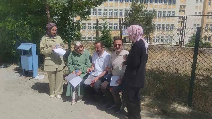 İkiz kardeşler, çocuklarıyla üniversite sınavına girerek eğitimde yaşın önemi olmadığını gösterdi