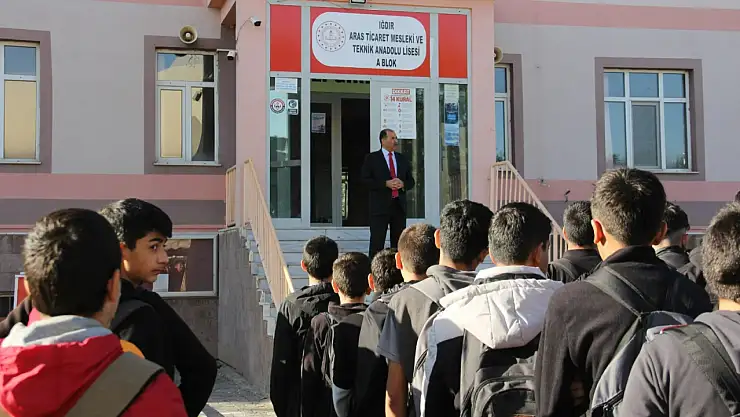 İl Millî Eğitim Müdürü Aziz Gün, Aras MTAL ve Yunus Emre Ortaokulunu Ziyaret Etti