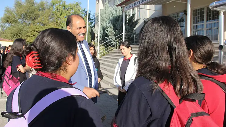 İl Millî Eğitim Müdürü Aziz Gün'den Okul Ziyaretleri: Öğrencilerle Bir Araya Geldi