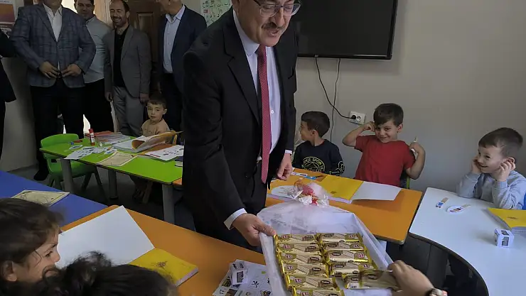 İl Müftüsü Yaşar Çapçı, Minik Öğrencilerle Bir Araya Gelerek Çikolata İkram Etti