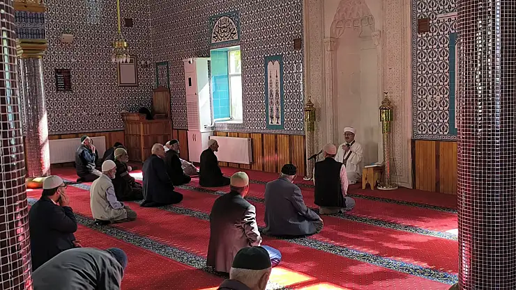 İl Müftüsü Yaşar Çapçı Uzundere Çarşı Camii'nde Öğle Namazını Kıldı