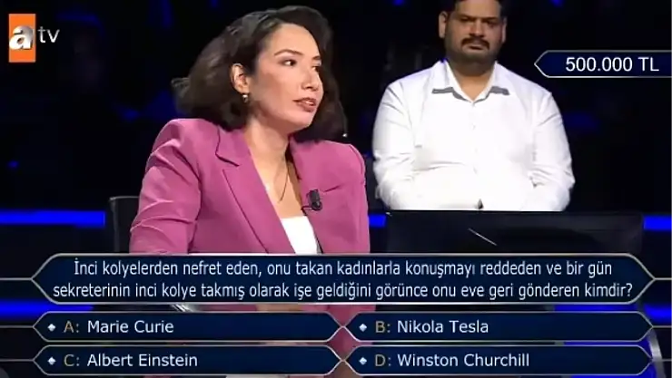 İnci kolyelerden nefret eden, onu takan kadınlarla konuşmayı reddeden ve bir gün sekreterinin inci kolye takmış olarak işe geldiğini görünce onu eve..