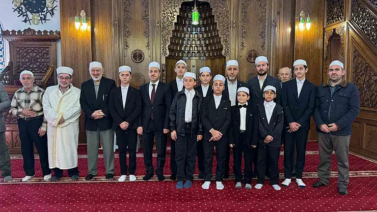 İpekyolu'nda 8 öğrenci hafızlık belgesini törenle aldı, başarıları cami cemaatini gururlandırdı
