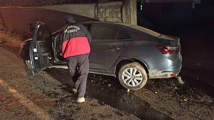 İpekyolu'nda otomobil duvara çarptı: 3 yaralı, soruşturma başladı.