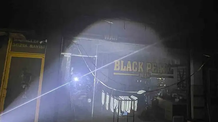 İpekyolu'nda Yangın: 4 Dükkan Hasar Gördü, Sebep Araştırılıyor