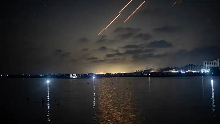 İran'dan Tel Aviv'e füze yağmuru