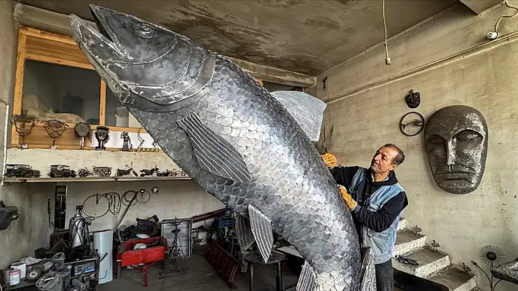 İranlı heykeltıraş 350 kg hurda ile 3.3 m 'inci kefali' heykeli yaptı