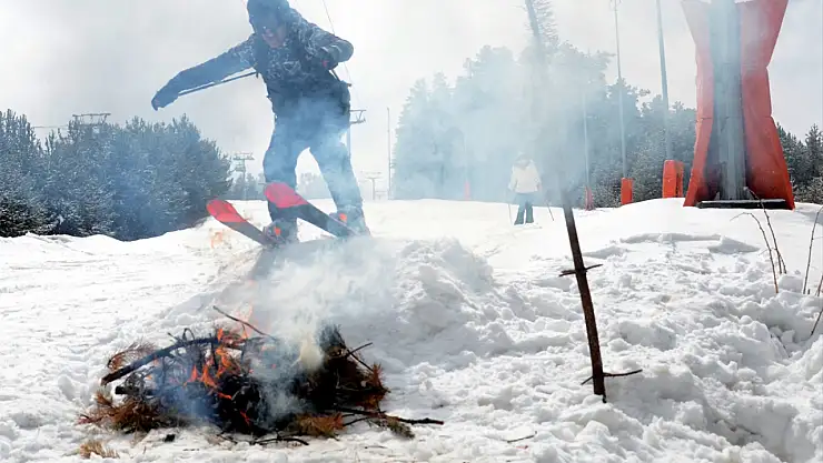 İranlı turistler Nevruz tatilinde Sarıkamış'ta kayak keyfi yaşıyor