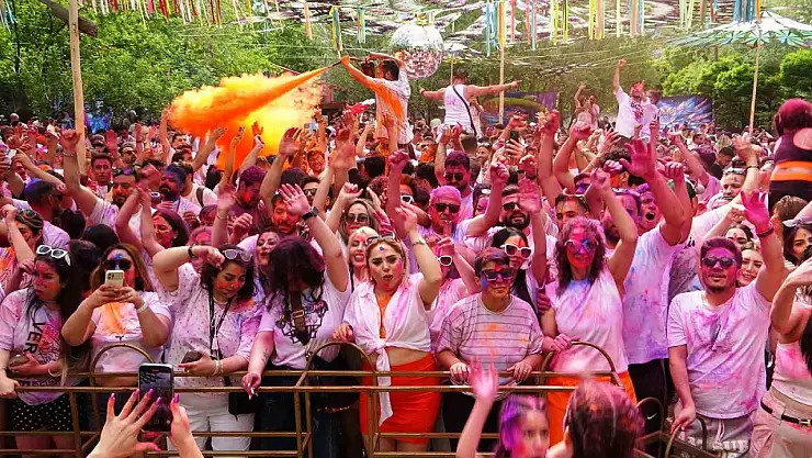 İranlı turistler Van'da Boya ve Su Festivali'yle bayram coşkusunu yaşıyor