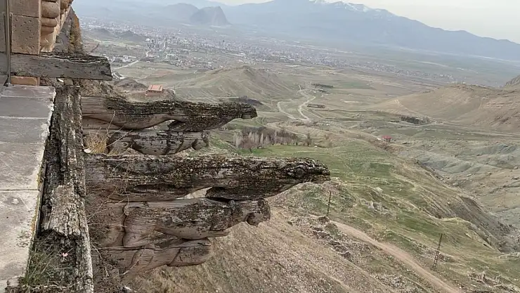 İshak Paşa Sarayı'ndaki kartal figürü ziyaretçilerin dikkatini çekti