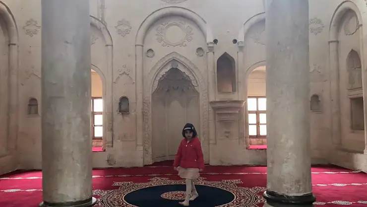 İshak Paşa Sarayı'nın kalbindeki cami bayramda da ilgi gördü