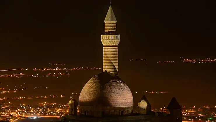 İshakpaşa Sarayı gece manzarasıyla hayran bıraktı