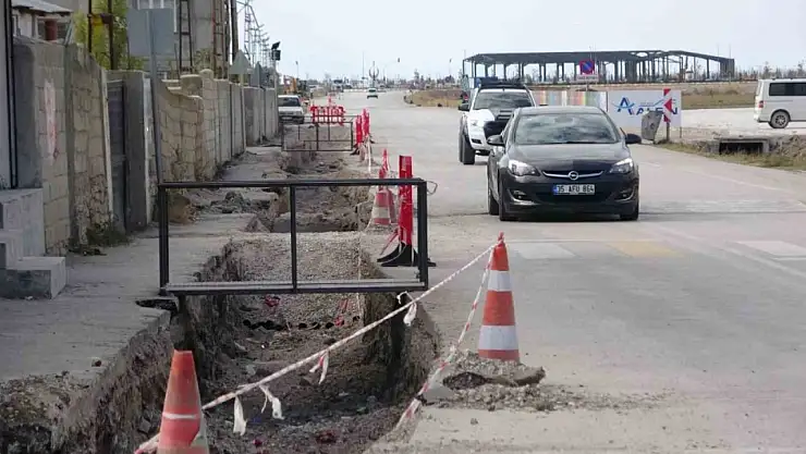 İskele Caddesi'nde VEDAŞ'ın onarılmayan kazı çalışmaları mağduriyet yarattı