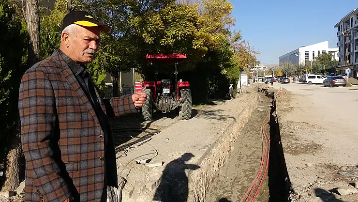 İskele Caddesi'ndeki yer altı kablolama çalışmaları, vatandaşları mağdur ediyor!