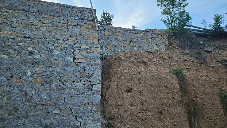 İspir'de Bir Yıllık Duvar Çatlakları Vatandaşı Kaygılandırıyor